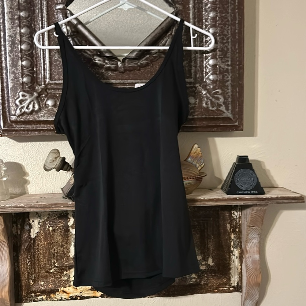 Yuna work out shirt black in color